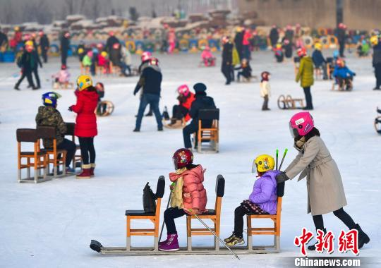 园内的冰雪游乐项目也成为家长和孩子之间最好的亲子游戏。　刘新　摄