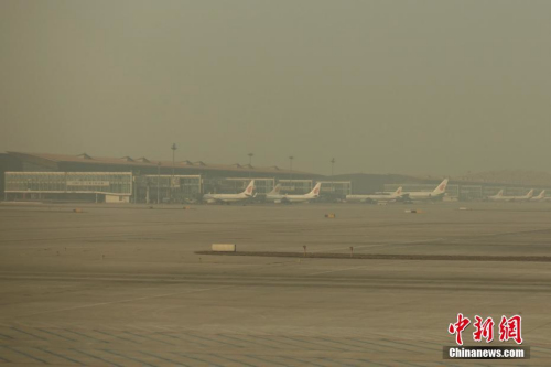 2016年12月31日，雾霾笼罩下的北京首都机场。北京从12月30日零时至2017年1月4日24时持续拉响空气重污染橙色预警。 <span target='_blank' href='http://www.chinanews.com/'></div>中新社</span>记者 崔楠 摄