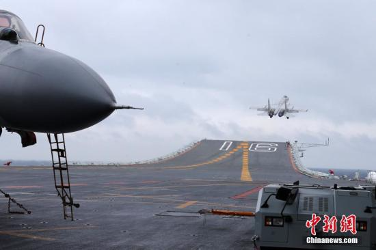 1月2日，执行跨海区训练试验任务的中国海军航母编队在南海某海域组织了歼-15舰载战斗机起降和编队多科目训练。 <span target='_blank' href='http://www.chinanews.com/'></div>中新社</span>记者 莫小亮 摄