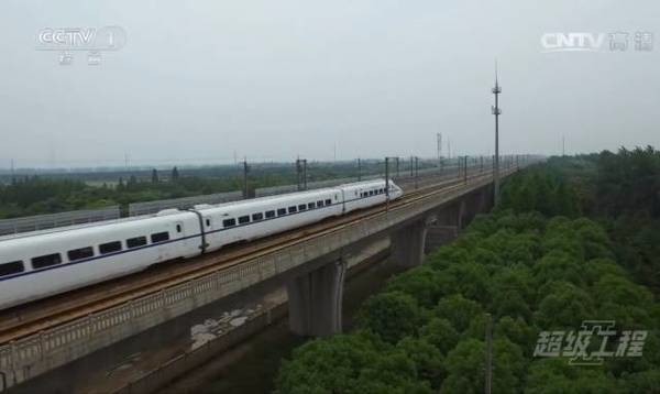 2011年，投资2209亿元的京沪高铁全线通车，不仅连接起北京和上海、环渤海和长三角经济圈，还覆盖了全国近1/4的人口。