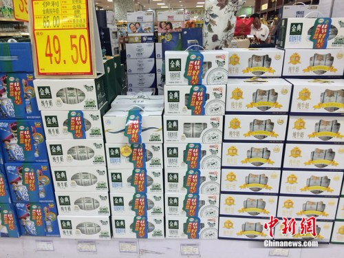 资料图：北京市一家超市正在进行牛奶促销活动。<span target='_blank' href='http://www.chinanews.com/' ></div>中新网</span> 邱宇 摄