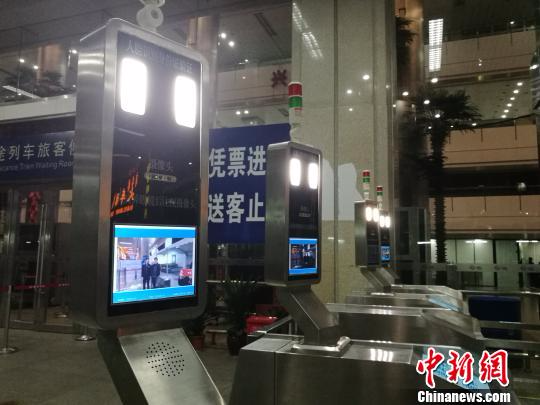 深圳火车站新增了4套具有“人脸识别”功能的自动验票验证通道 郑小红 摄