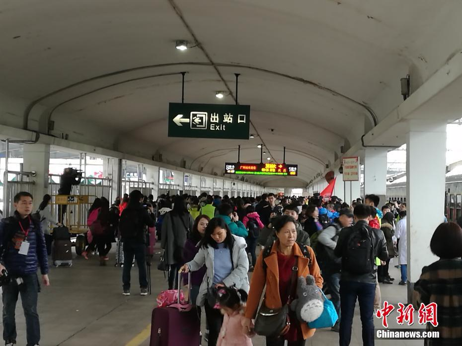 2017春运大幕开启 广州火车站迎来客流高峰