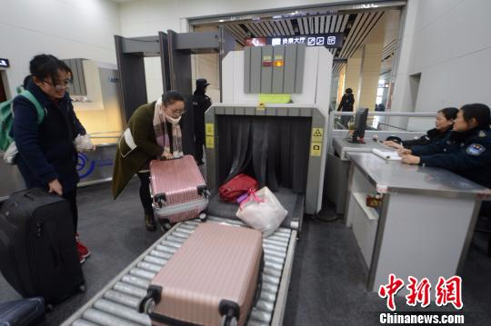 图为安保升级，旅客人人受检、行李件件过机。　孟德龙 摄
