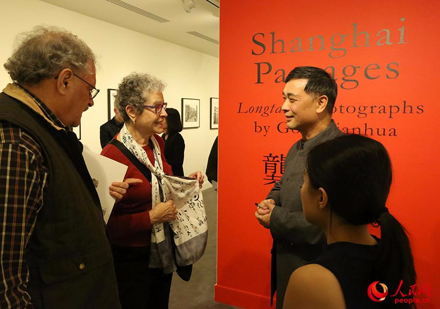 在美国弗吉尼亚美术馆的“老上海”摄影展上，一对美国夫妇拉住龚建华，说他们刚从上海回来。女方欣然向龚建华展示了她在上海买的围巾