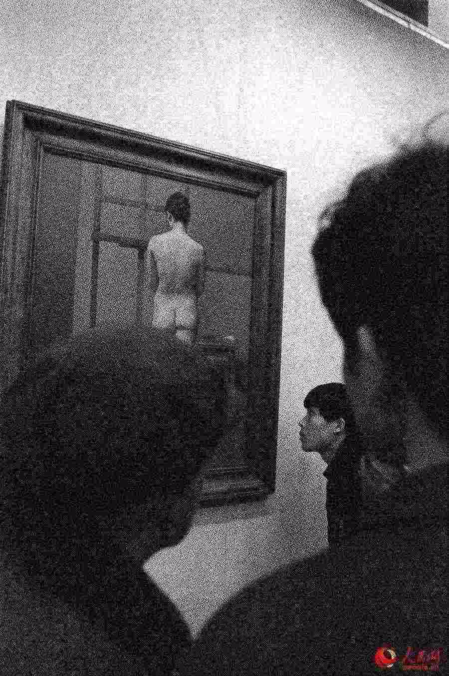 龚建华拍摄的1988年上海第一届裸体油画艺术展。