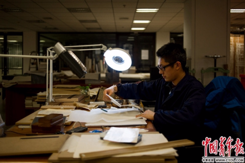2016年12月20日，国图的古籍修复室内，李屹东正在对古籍进行修复。中国青年报·中青在线记者 李隽辉/摄
