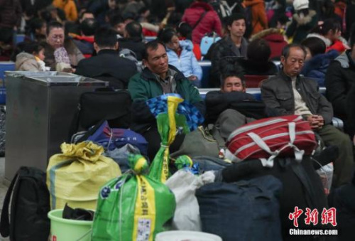 1月16日，武汉汉口火车站候车大厅里，等待进站上车的乘客进入了梦乡。<span target='_blank' href='http://www.chinanews.com/'><p  align=