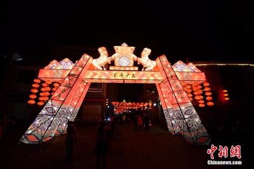资料图：中国羊年春节的除夕夜，湖南凤凰古城迎春灯会起亮，极具特色的各式花灯争奇斗艳。 杨华峰 摄