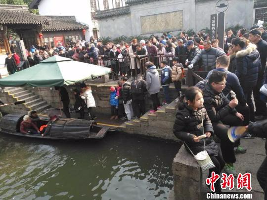 春节期间古城绍兴游人众多。　周能兵 摄