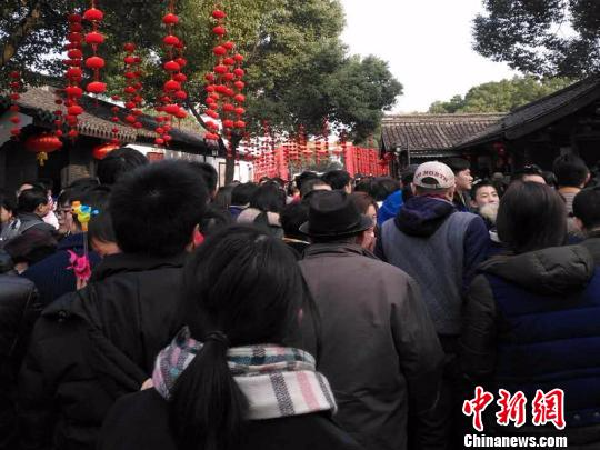 春节期间古城绍兴游人众多。　周能兵 摄