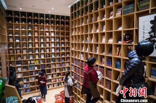资料图：2017年2月1日，福州书店人气火爆，众多市民来到书店选购图书，利用春节假期给自己“充电”。李南轩 摄