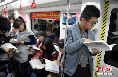 资料图：资料图：江西大学生阅读“占领”地铁 呼吁民众多读书。刘占昆 摄