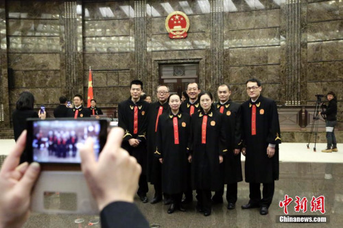 资料图：2016年12月26日，中国最高人民法院举行新任法官宪法宣誓活动。图为新任法官合影留念。<a target='_blank' href='http://www.chinanews.com/'></table>中新社</a>记者 李慧思 摄