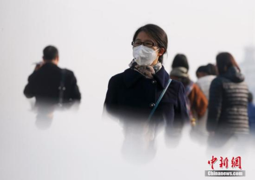 资料图：北京被雾霾笼罩，民众戴防雾霾口罩出行。 <span target='_blank' href='http://www.chinanews.com/'></div>中新社</span>记者 杜洋 摄