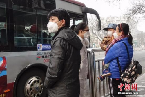 资料图：北京儿童医院外戴口罩的儿童和家长。<span target='_blank' href='http://www.chinanews.com/'></div>中新社</span>记者 熊然 摄
