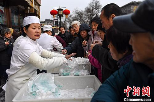 2017年2月7日，不少北京市民在一家传统北京小吃店购买该店手工制作的传统清真元宵。<a target='_blank' href='http://www.chinanews.com/'></table>中新社</a>记者 崔楠 摄