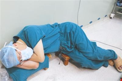 感动中国医生婉拒高薪聘请 手术后睡小板凳