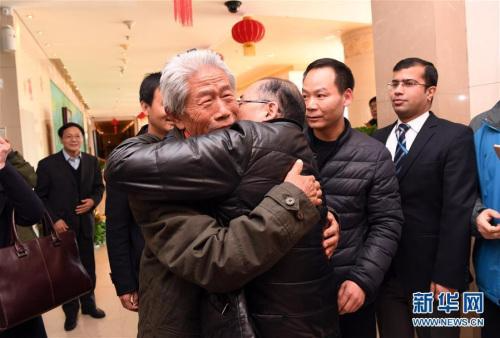 2月11日，在北京首都国际机场，王琪老人与前来迎接他的侄子拥抱。新华社记者 金良快 摄 图片来源：新华网