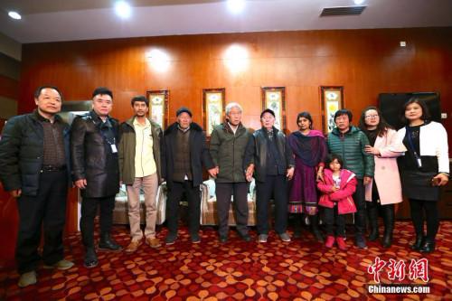 2月11日，滞留印度54年的中国老兵王琪抵陕，与亲友合影。　张远 摄