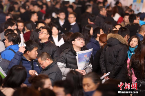 2月11日，北京国际会展中心举行春季人才招聘会，求职者在招聘会寻找合适的就业岗位。<span target='_blank' href='http://www.chinanews.com/'></div>中新社</span>记者 韩海丹 摄