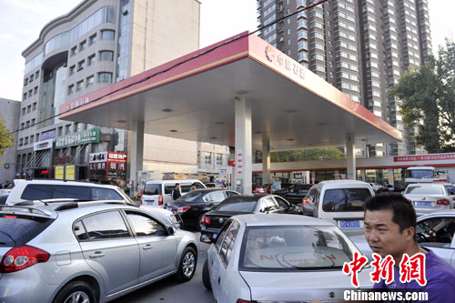 资料图：山西太原一加油站外，车辆正排队加油。<span target='_blank' href='http://www.chinanews.com/'></div>中新社</span>发 韦亮 摄