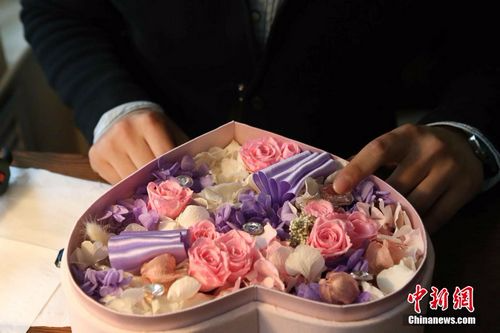 资料图：太原青年小丁为十年爱情长跑的女友制作情人节礼物“永生花”盒。张云 摄