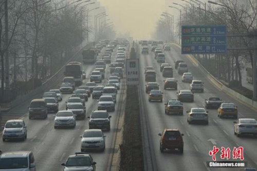 2016年12月19日，北京遭遇雾霾天气，图为道路上行驶的车辆。<span target='_blank' href='http://www.chinanews.com/' ></div>中新网</span>记者 金硕 摄