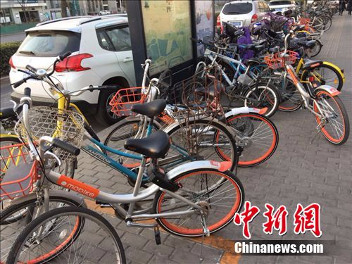 两辆单车“加塞”停放，占用了部分公共道路。<span target='_blank' href='http://www.chinanews.com/' ></div>中新网</span> 吴涛 摄