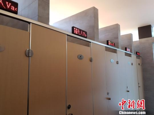 资料图：在上海的一座公厕内设置了第三卫生间。芊烨 摄