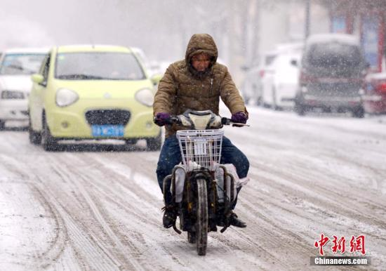 资料图：2月19日，新一轮强降雪天气再度“光临”新疆乌鲁木齐市。 <a target='_blank' href='http://www.chinanews.com/'></table>中新社</a>记者 刘新 摄