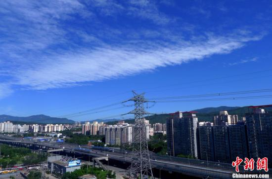 图为北京石景山区的上空呈现蓝天白云美景。<a target='_blank' href='http://www.chinanews.com/'></table>中新社</a>发 李文明 摄 图片来源：CNSPHOTO