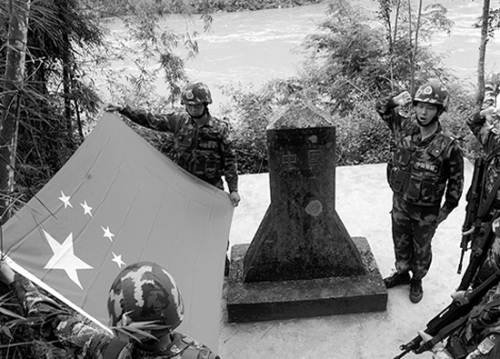 “湄公河第一哨”官兵在界碑前宣誓