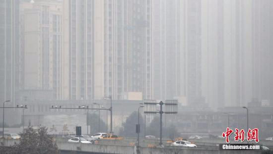 成都高楼笼罩在雾霾中（资料图）。<a target='_blank' href='http://www.chinanews.com/'></table>中新社</a>记者 张浪 摄