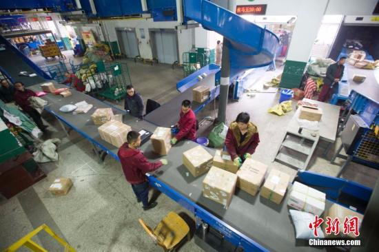 资料图：随着中国农历春节即将到来，大量快递包裹涌入邮局，使得业务量暴增。张云 摄