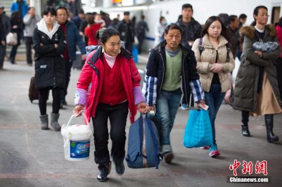 资料图：旅客带着行李在火车站乘坐火车出行。<a target='_blank' href='http://www.chinanews.com/'></table>中新社</a>记者 泱波 摄