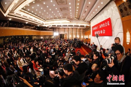 资料图：2016年3月2日，全国政协十二届四次会议新闻发布会在北京人民大会堂举行，大会新闻发言人王国庆回答记者提问。 <span target='_blank' href='http://www.chinanews.com/'></div>中新社</span>记者 杜洋 摄