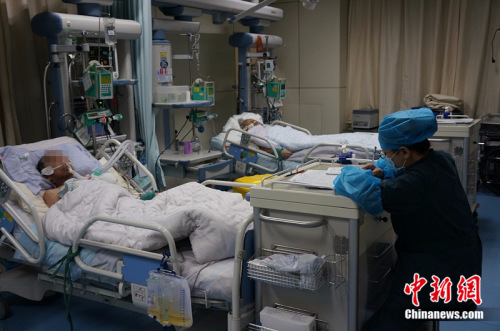 资料图：2017年1月27日，滨州医学院附属医院急诊科重症监护室，护士正在忙碌。<a target='_blank' href='http://www.chinanews.com/' ></table>中新网</a> 邱宇 摄