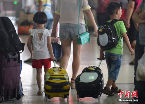 资料图：随着学期的结束，中国各地的许多外来务工人员的子女像候鸟一样，在暑假期间迁徙回家。<a target='_blank' href='http://www.chinanews.com/'></table>中新社</a>发 张斌 摄