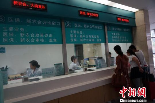资料图。患者在河南省人民医院进行咨询。　韩章云 摄