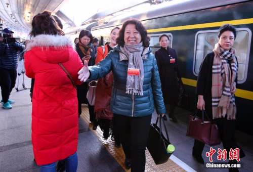 3月2日清晨，出席十二届全国人大五次会议的黑龙江代表团乘火车抵达北京，成为首批抵京的京外代表。 <a target='_blank' href='http://www.chinanews.com/'></table>中新社</a>记者 刘震 摄