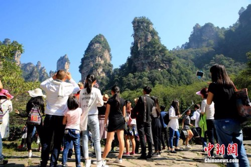 资料图：游客在湖南武陵源景区游览拍照。吴勇兵 摄