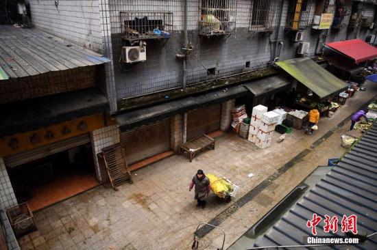 资料图：2月25日，重庆市南岸区一农贸市场内的活禽店铺全部停止营业。重庆市南岸区疾控中心近日对当地一农贸市场开展外环境样本抽样检测时，测出H7N9禽流感病毒阳性 陈超 摄