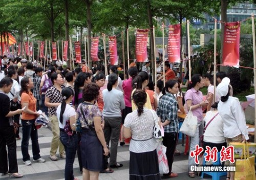 资料图：2011年5月8日母亲节，广西南宁市有关单位联合主办母亲专场招聘会。 黄艳梅 摄
