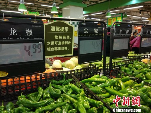 市民在超市选购蔬菜。<a target='_blank' href='http://www.chinanews.com/' ></table>中新网</a>记者 李金磊 摄