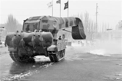 中国“坦克扫雪车”够拉风配备飞机发动机（图）
