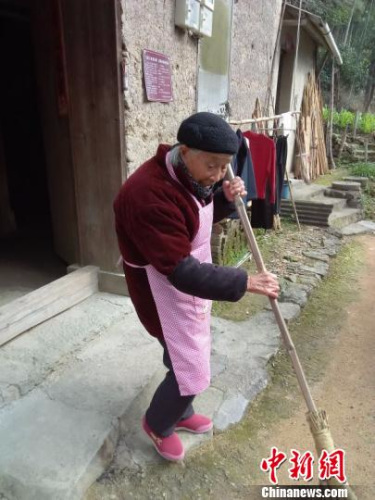 浙江衢州96岁老人义务扫山路36年。　衢江区委报道组提供