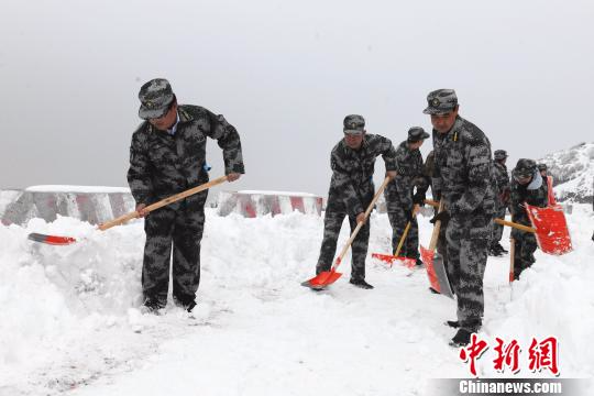 甘肃榆中：雪断军粮民开路马啣山上鱼水情（图）