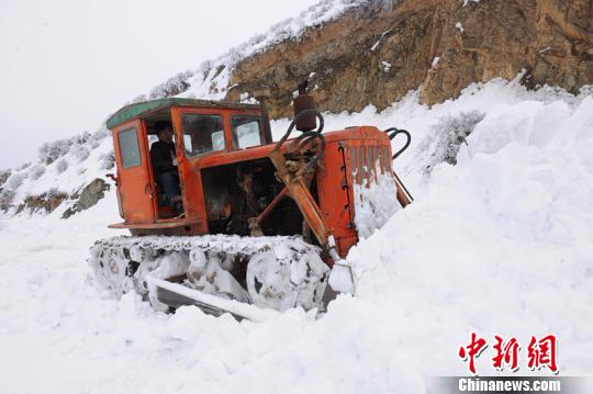 连日来，甘肃榆中民众和官兵一起与冰雪“抢路”，终于在3月15日17时打通了这条宝贵的“给养通道”。　赵江梅 摄
