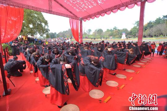 百位中外青年聚重庆长寿湖体验中华传统成人礼